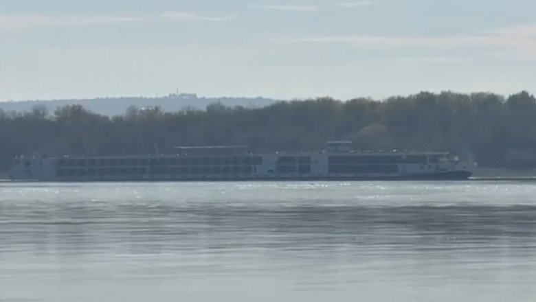 Folyami kirándulóhajó újravontatva a Duna homokzátonyáról